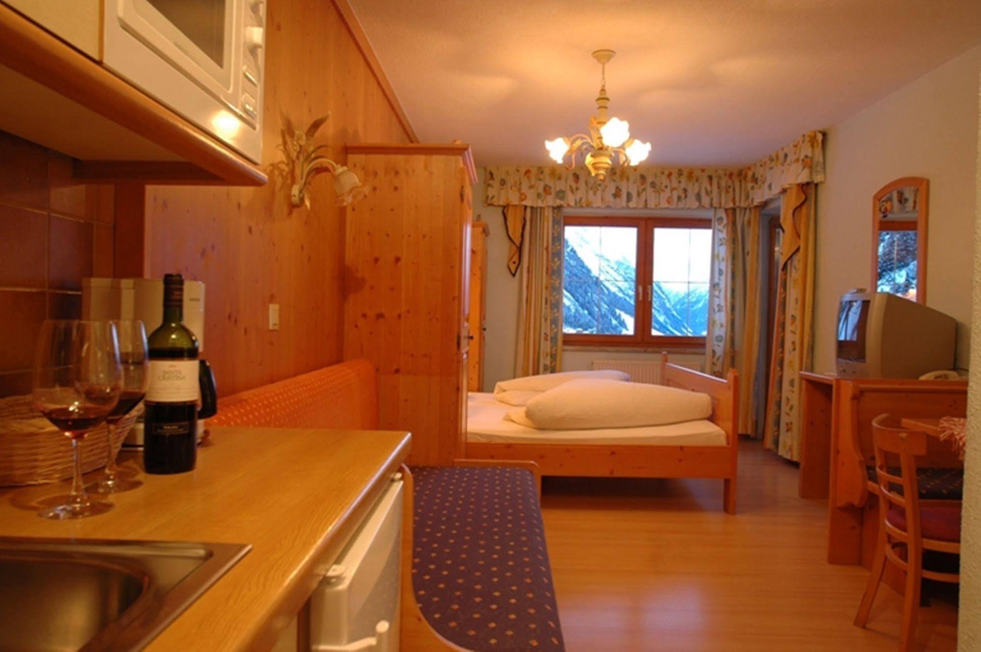Landhaus Edelweiss Sankt Leonhard im Pitztal Bagian luar foto